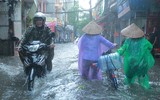 Nằm sát sông Tô Lịch nhưng mưa 1 tiếng, đường Bùi Xương Trạch ngập sâu 3 tiếng